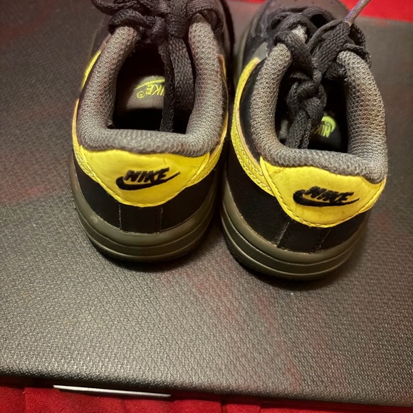 Nike Kids Black and Yellow Sneakers - Picture 3 of 4